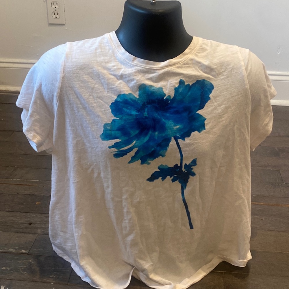 Shirt with a flower in the front